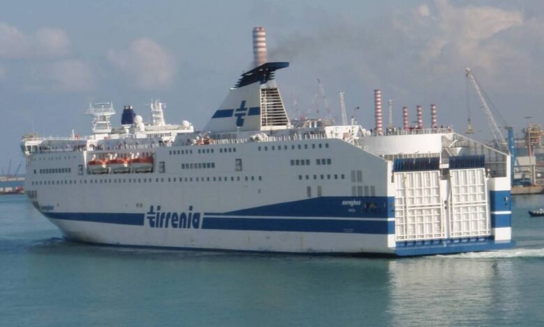 Vague marine déferlante sur la plage.