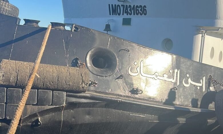 Bateau à voile naviguant sur mer calme