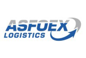 Vague déferlante sur un bateau de pêche