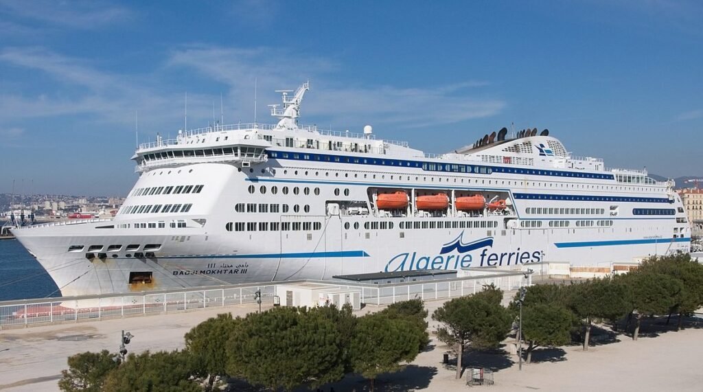 Navire Badji Mokhtar III en pleine mer.