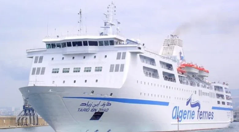 Ferries en Algérie naviguant sur la mer.