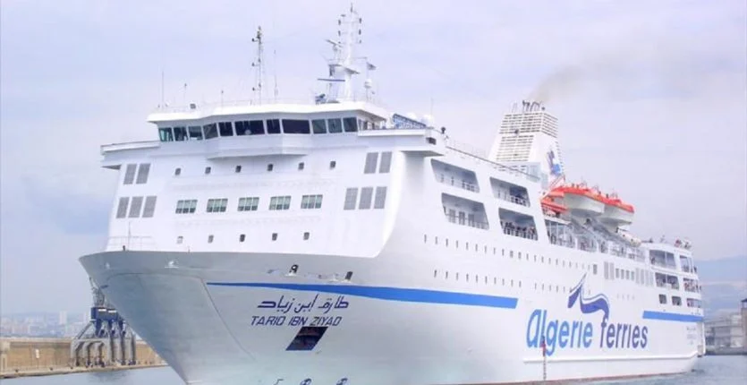 Ferries en Algérie naviguant sur la mer.