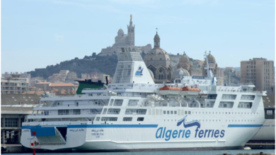 Bateau à voile naviguant sur l'océan bleu