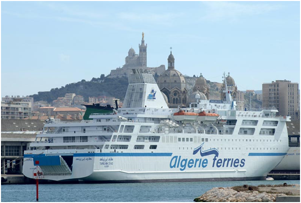 Bateau à voile naviguant sur l'océan bleu