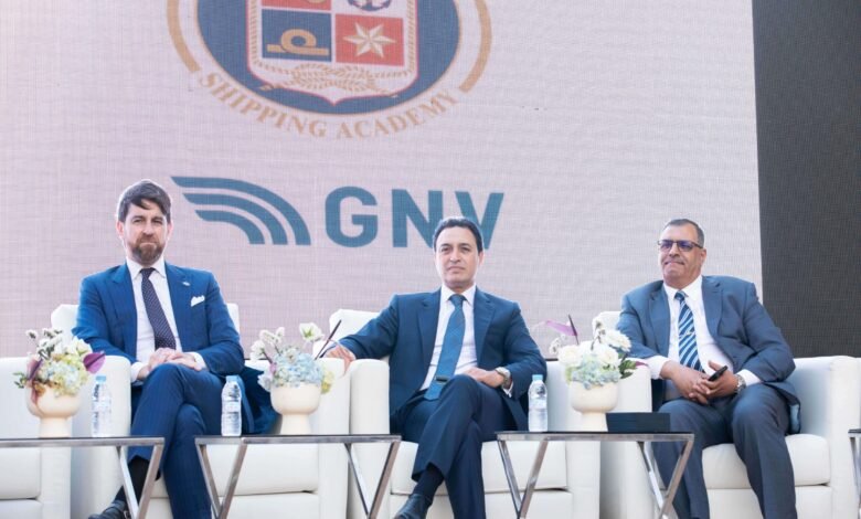 Voilier naviguant sur une mer calme au coucher du soleil