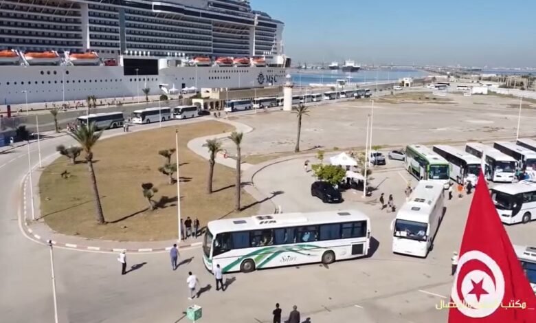 Tunisiens vivant à l'étranger près de la mer