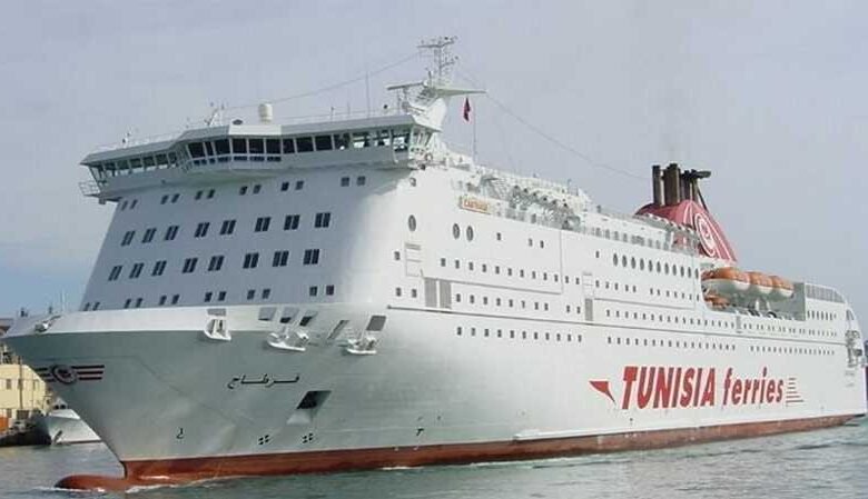 Bateau à voile naviguant sur mer calme.