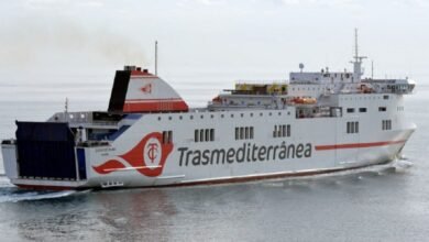 Ferry Trasmediterranea naviguant en Méditerranée.