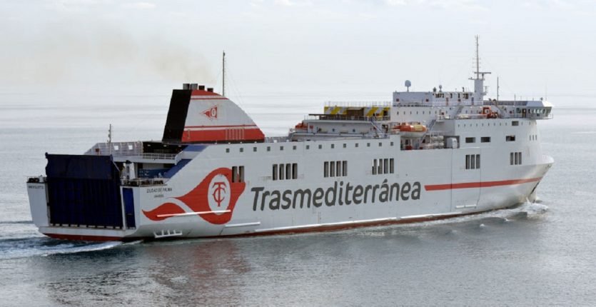 Ferry Trasmediterranea naviguant en Méditerranée.