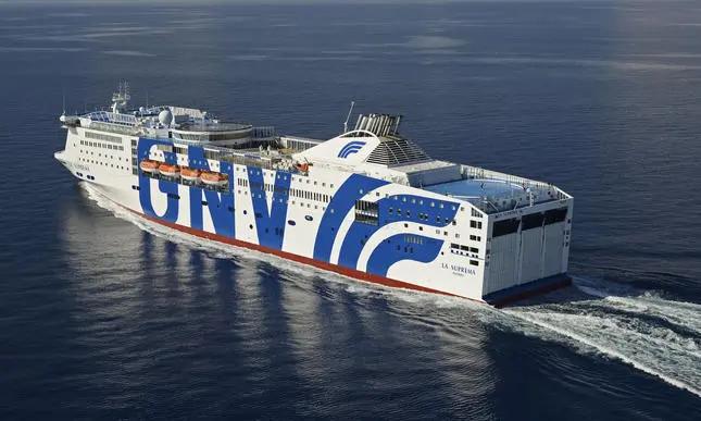 Bateau de croisière naviguant sur la mer.