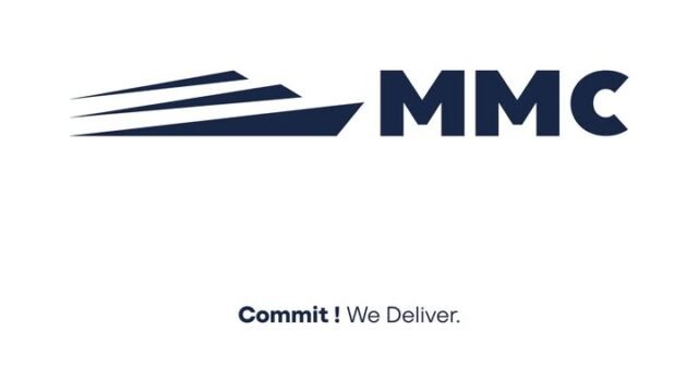 Madar maritime en action sur les vagues.