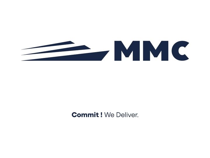 Madar maritime en action sur les vagues.