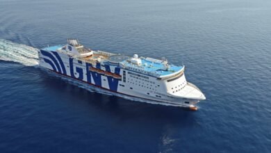 Bateau de croisière en mer calme