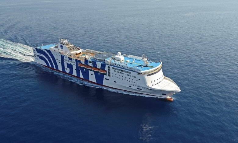 Bateau de croisière en mer calme