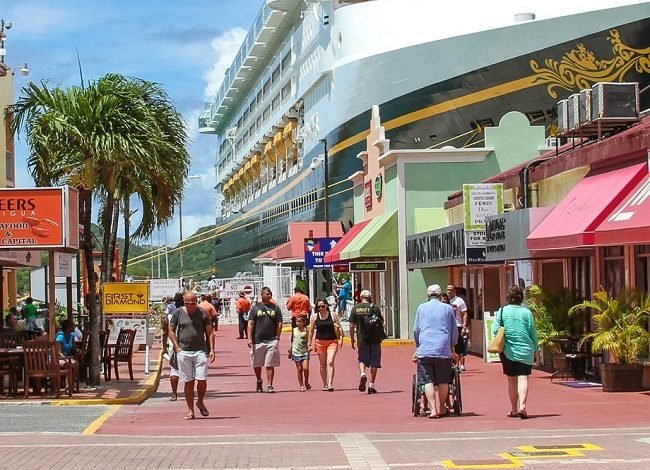 Touristes explorant les plages d'Antigua et Barbuda
