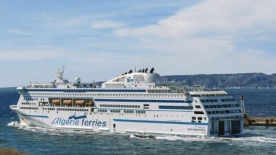 Bateau à voile naviguant sur mer calme