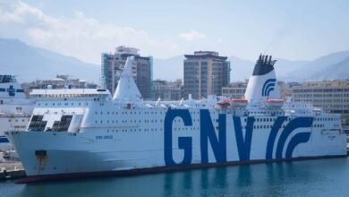 Voilier naviguant sur des eaux turquoise.