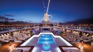 Bateau de croisière de luxe illuminé la nuit