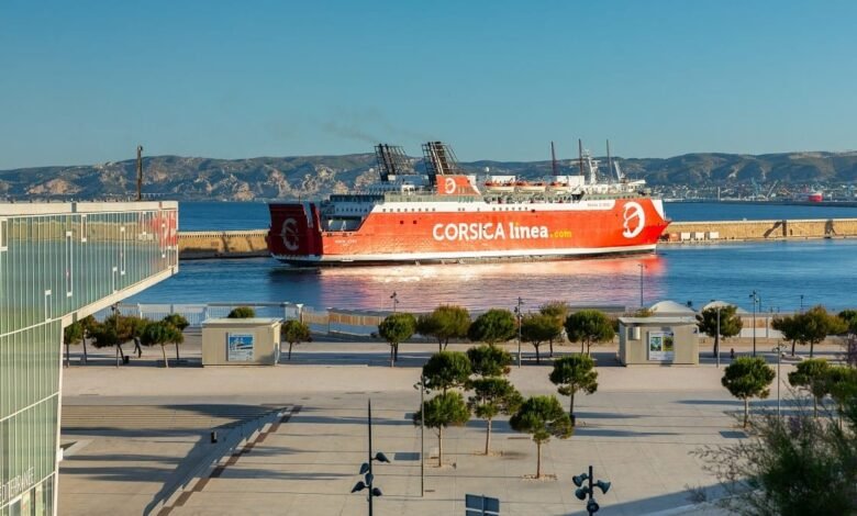 Ferry Corsica Linea naviguant en Méditerranée.