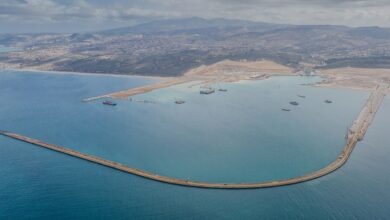 Port de Nador avec navires amarrés.