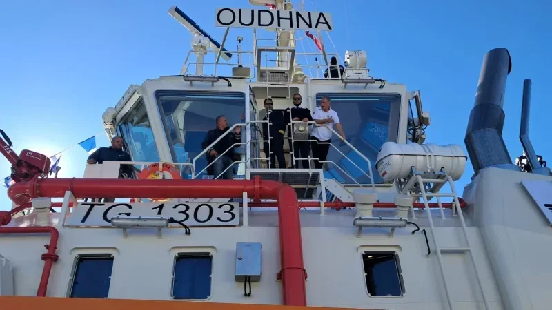 Remorqueur moderne au port de Sousse, prêt pour l'acquisition.