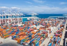 Bateau à voile naviguant sur mer calme