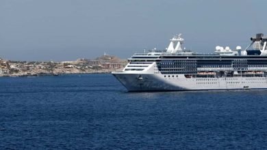 Bateau à voile naviguant sur l'océan bleu