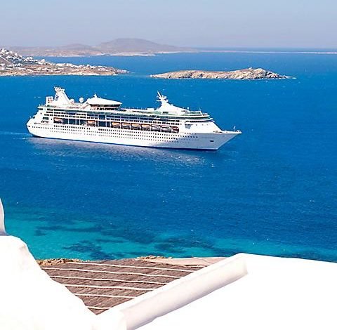 Navire de croisière en Méditerranée par temps clair.