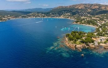 Vue panoramique sur la Méditerranée en croisière.