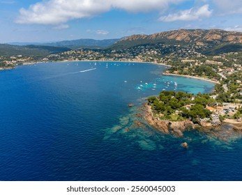 Vue panoramique sur la Méditerranée en croisière.