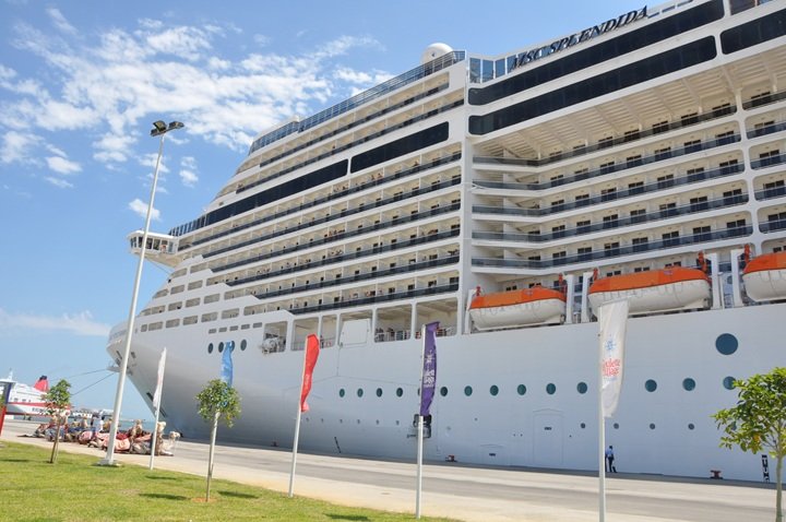 Découvrez l'impact économique des croisières à La Goulette en 2026. Avec 210 000 croisiéristes, des 